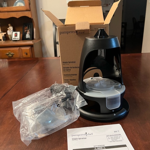 Pampered Chef Veggie Spiralizer - Picture 2 of 4